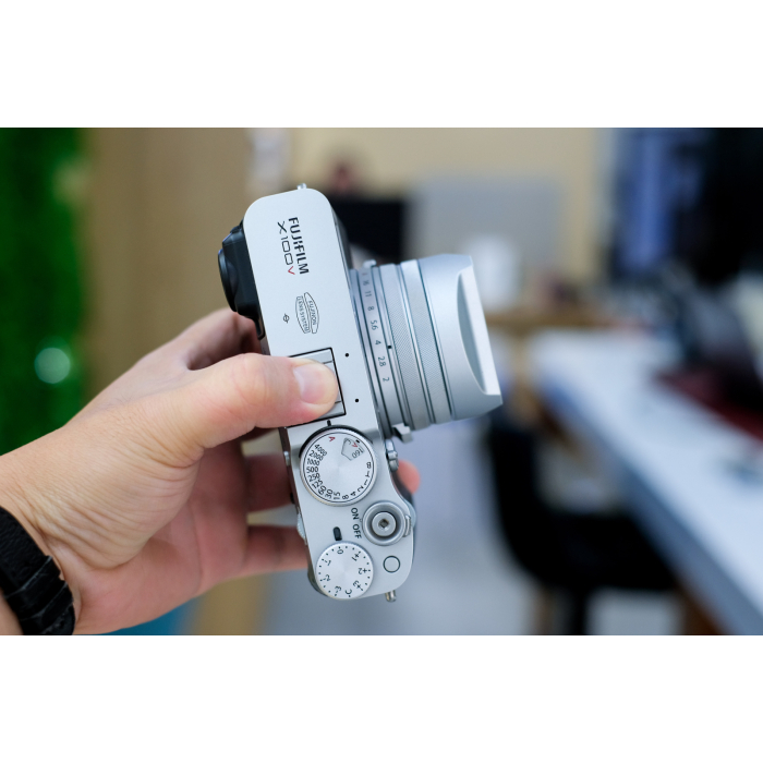 Fujifilm X100V - Silver likenew Fujifilm X100V - Silver likenew