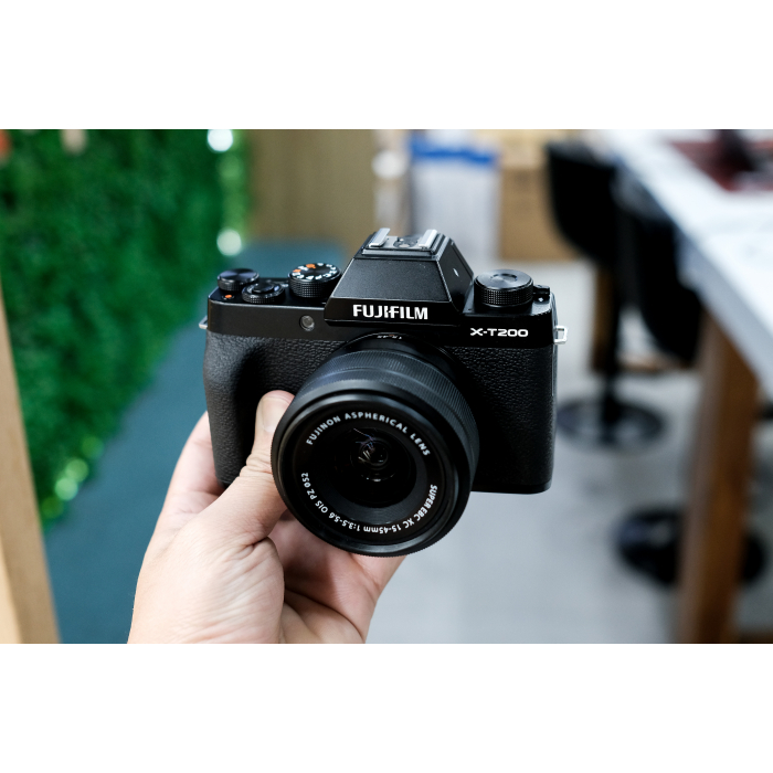 Fujifilm X-T200 + lens kit xc 15-45mm (Likenew)