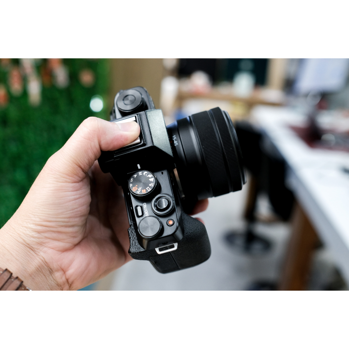 Fujifilm X-T200 + lens kit xc 15-45mm (Likenew)