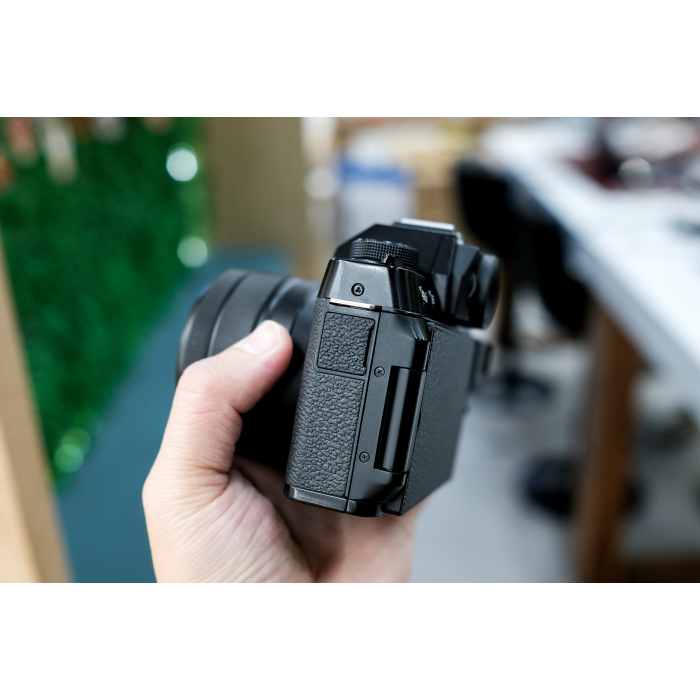 Fujifilm X-T200 + lens kit xc 15-45mm (Likenew)